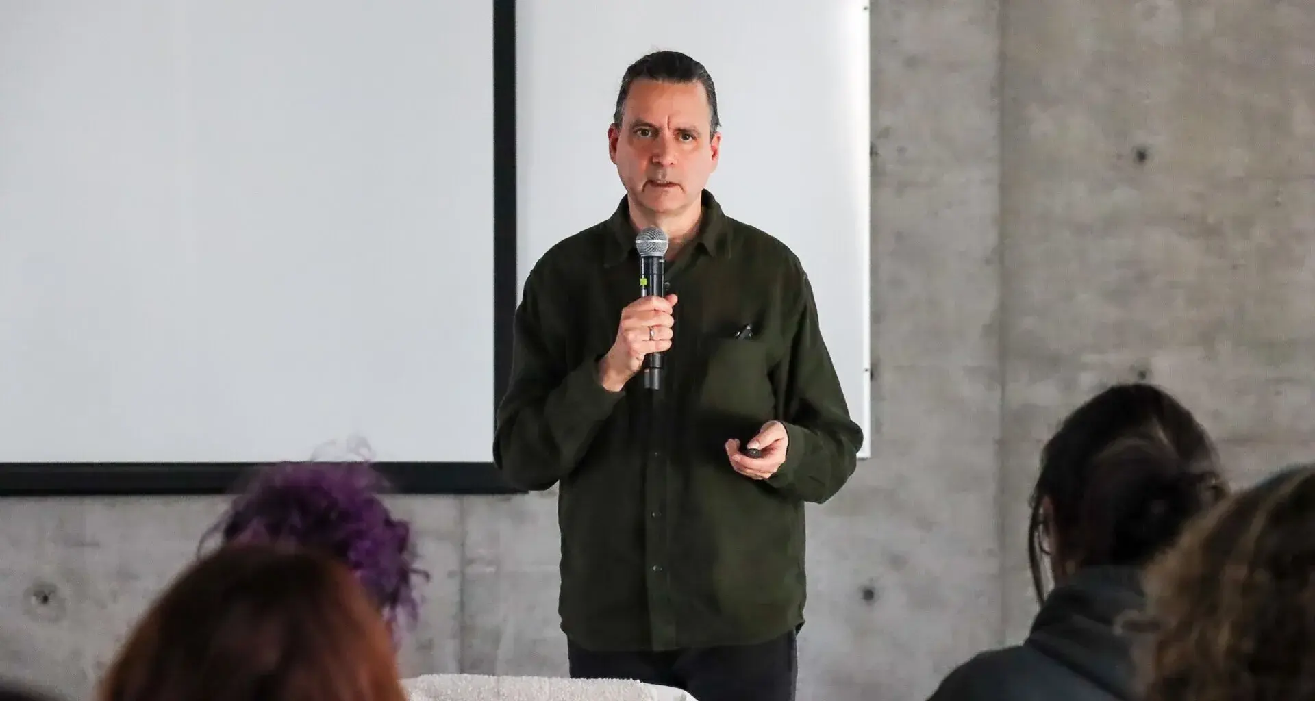 Allan Chochinov encabezó un workshop en el Tecnológico de Monterrey campus Querétaro, donde invitó a estudiantes a replantear el rol del diseñador en una era marcada por la inteligencia artificial, la crisis climática y la transformación social.