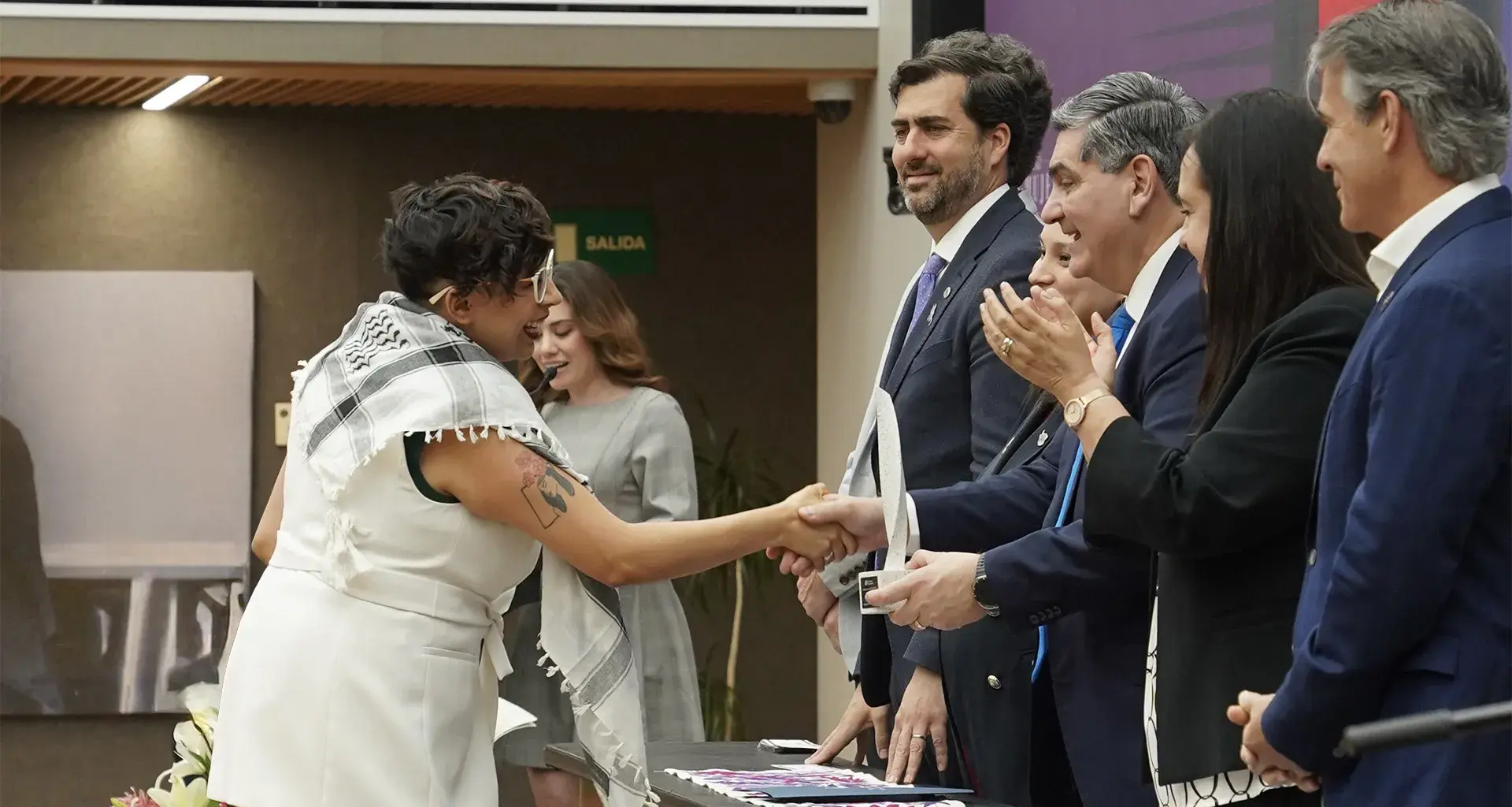 Impulsa igualdad con perspectiva de género y recibe Premio Mujer Tec