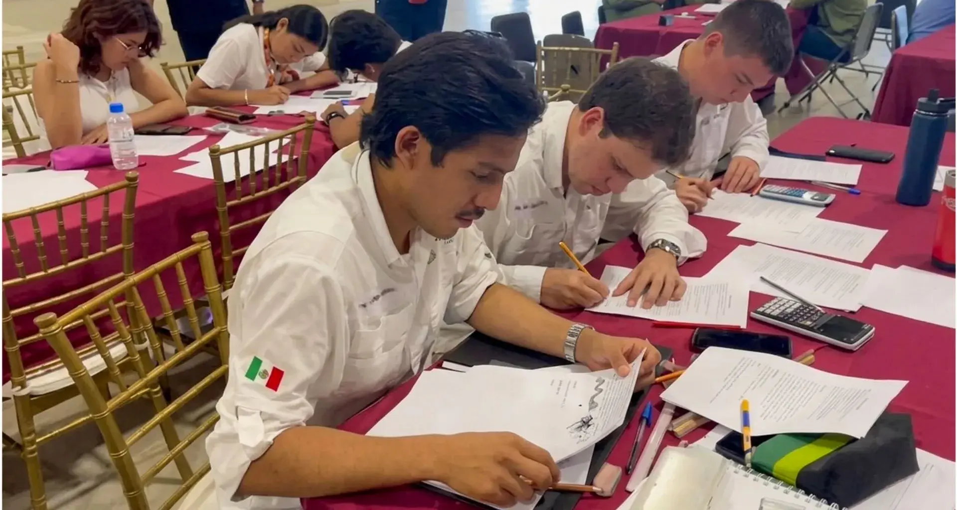 Estudiantes de ingeniería participando en la competencia de la ANEIC