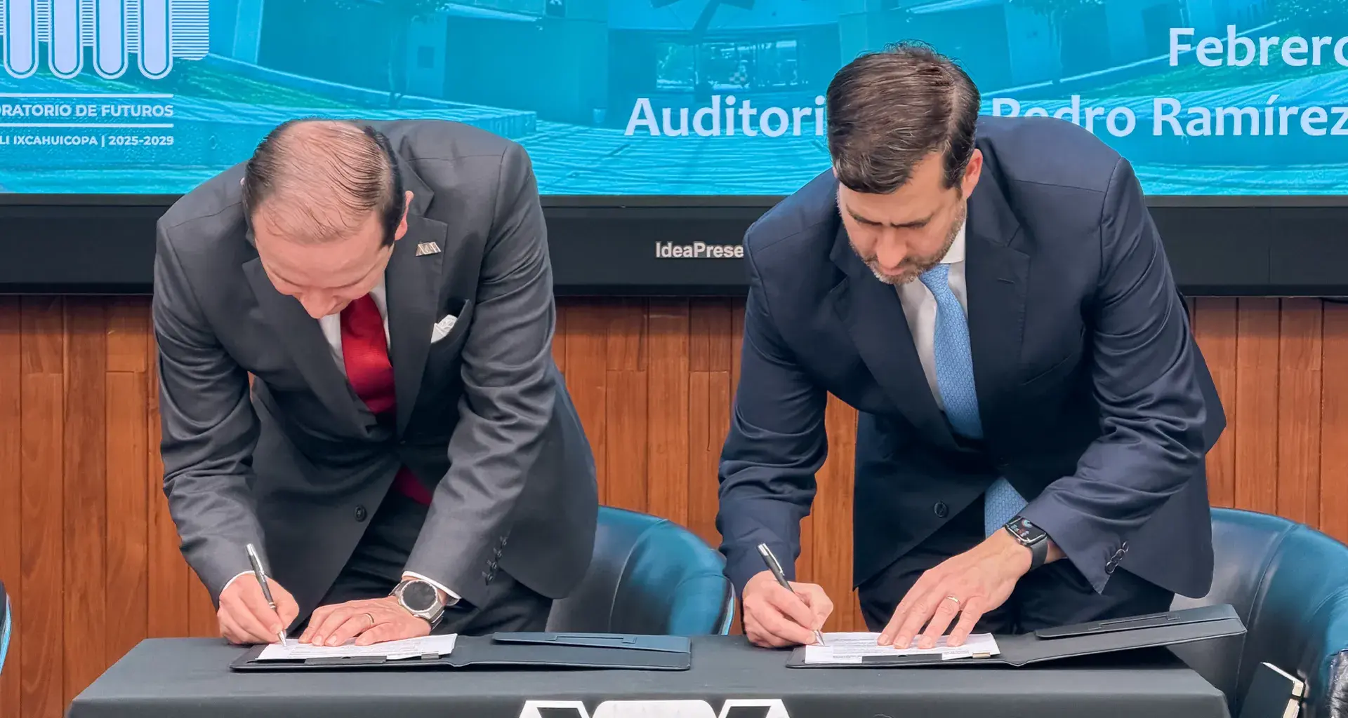 Juan Pablo Murra, rector del Tecnológico de Monterrey, y Gustavo Pacheco López, rector general de la UAM, firmando el convenio de colaboración en la Ciudad de México.