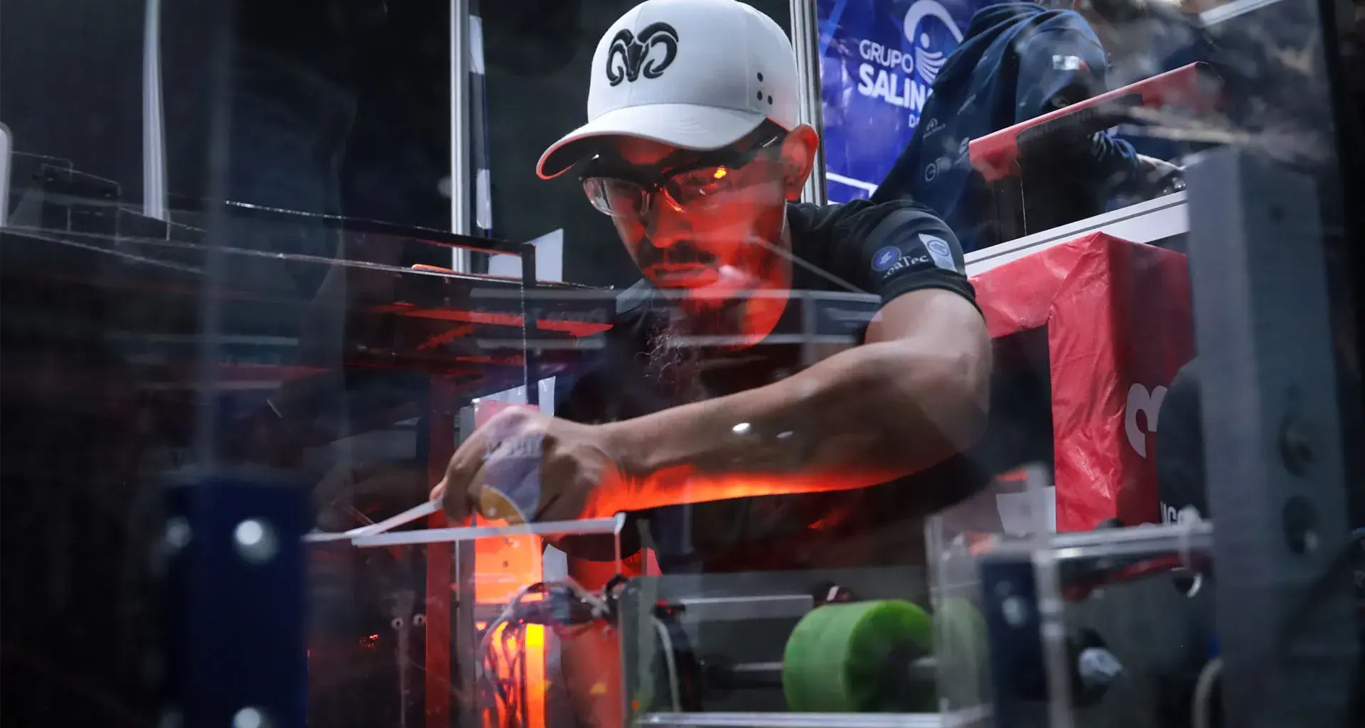 Coach haciendo ajustes en el mecanismo del robot  