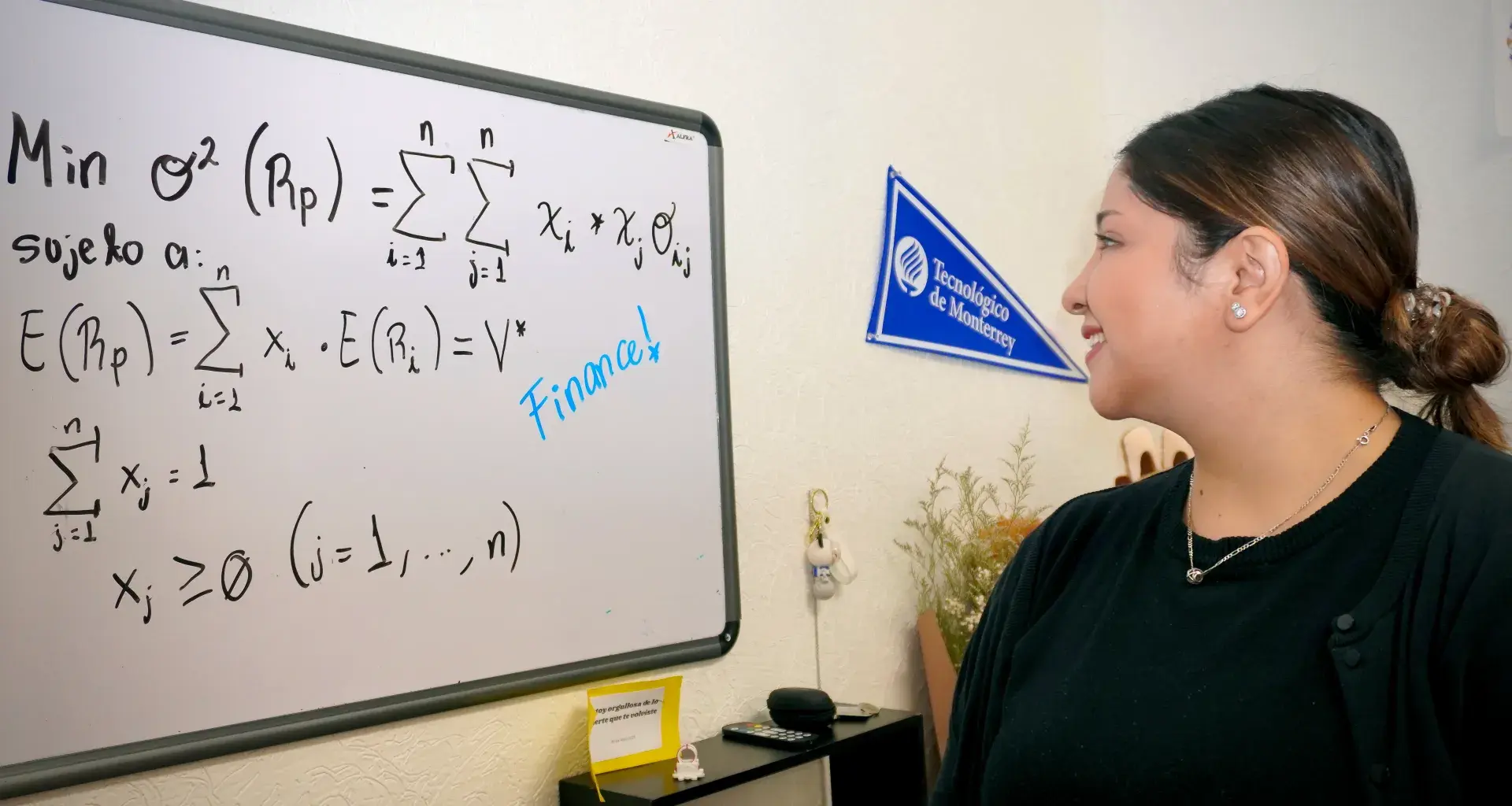 La investigadora Cecilia Castro en su cubículo de la Escuela de Negocios del Tec campus Chihuahua.