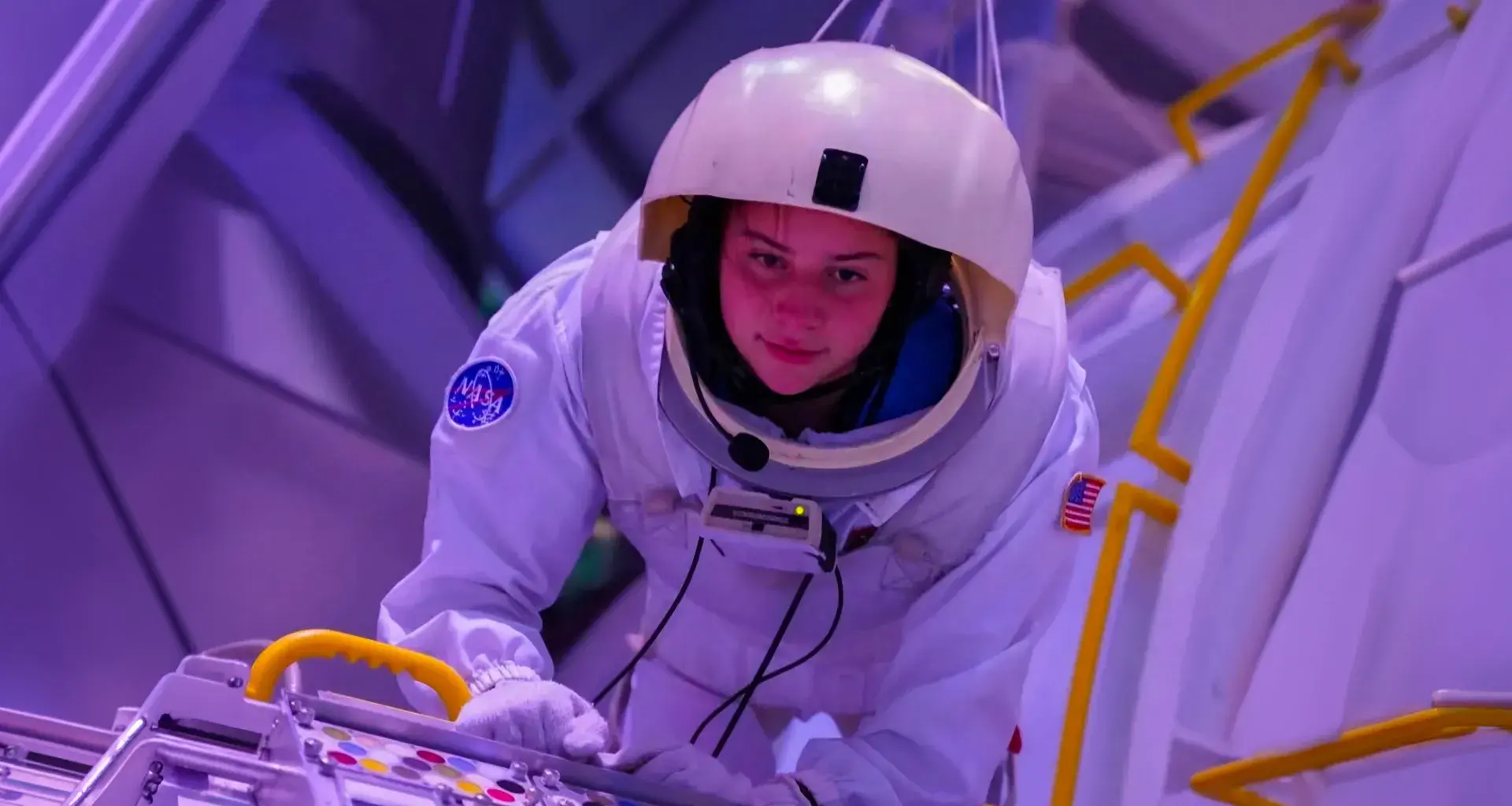 Ana Sofía Chávez en un traje de astronauta