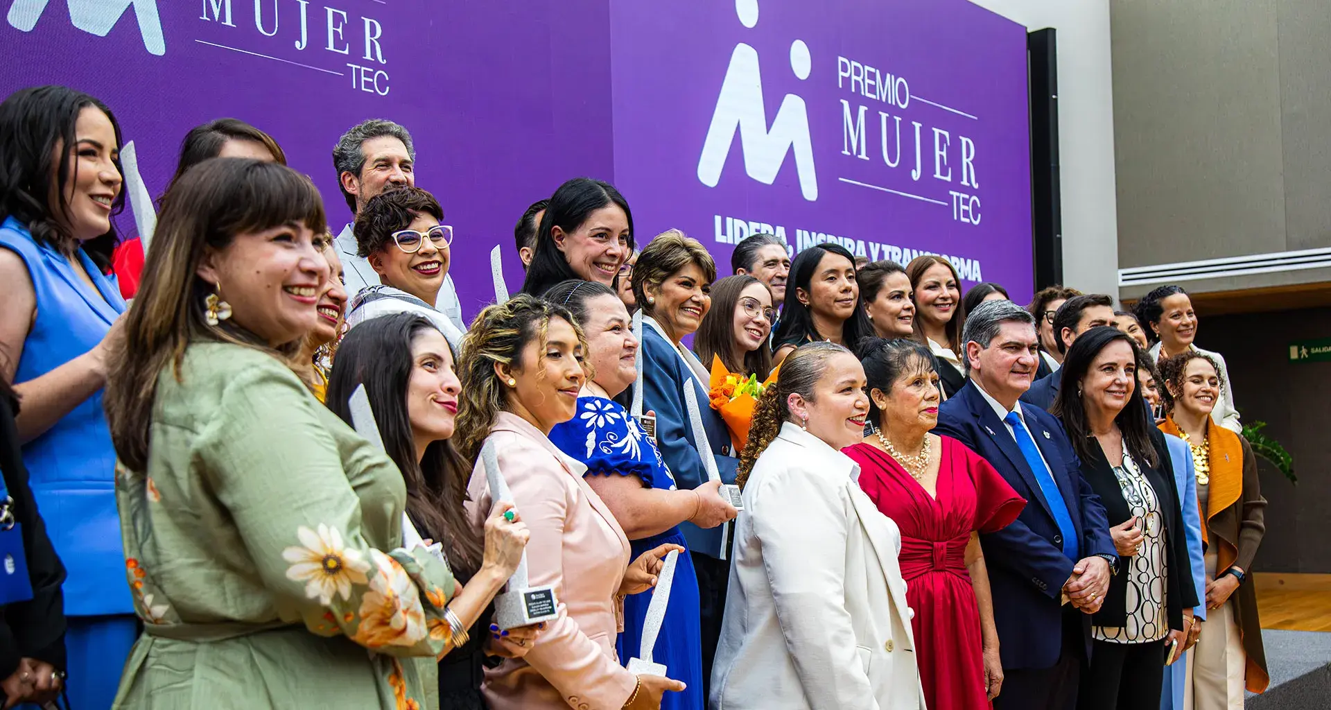 Posan las ganadoras del Premio Mujer Tec 2026