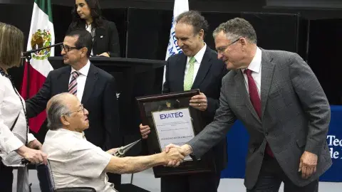 Entrega del Premio al Mérito EXATEC en el Tec en Ciudad Juárez