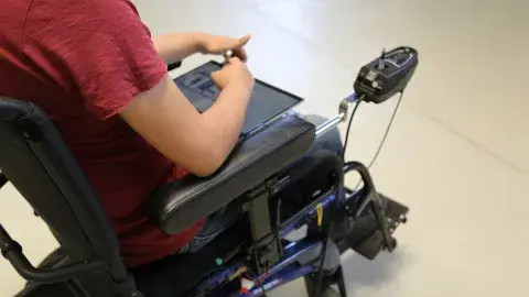 Silla de ruedas dirigida por voz llega al Innovation Hub Tec-China