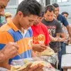 Migrantes con alimentos en las manos