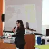 Alumna de arquitectura presentando su proyecto