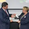 La ministra de Baden-Württemberg entregó a nuestro rector una placa conmemorativa