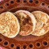 Foto de gorditas de azúcar en un plato de barro sobre una mesa