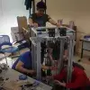 Alumnos trabajando en proyecto de robótica