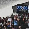 Afición con bandera y pancartas de apoyo