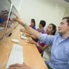 alumnos estudiando frente a una computadora