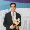 Estudiante sosteniendo un peluche de Borregos