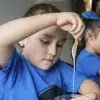Niña jugando con slime