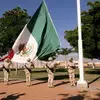 Izando la bandera de México