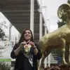 Katia García mostrando sus medallas