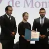 Dra. Pamela Romero recibiendo su reconocimiento de participación