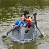 Dos alumnos en su embarcación