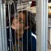 Valeria revisando el robot