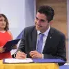 Estudiante Raul Maya de la carrera de Ingeniería Industrial firmando su título. 