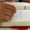 En acción