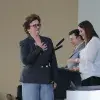Profesora recibiendo reconocimiento
