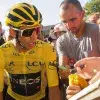 mexicano-ayuda-a-egan-bernal-en-tour-de-francia