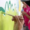 Voluntarios pintan barda en escuela de Pachuca