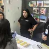 Alexa y Frida exponiendo su proyecto