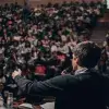 Alumno debatiendo enfrente de la multitud