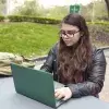 Nadia García en su computadora