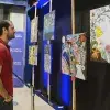 Eduardo Cid observa algunas obras  de arte más recientes.