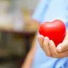 Manos de un médico sosteniendo una figura de corazón para representar la solidaridad en tiempos de COVID-19