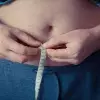 persona midiéndose el abdomen