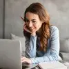 Joven mujer frente a su computadora