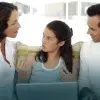 Immagen de padres e hija adolescente charlando