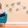 Mujer utilizando la computadora y en la pared aparecen iconos de conexión WiFi