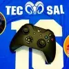 Alan Gloria con control de Xbox y jersey del Tec