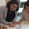 Alumnas de la carrera de arquitectura en San Luis Potosí diseñando un boceto 