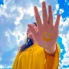 Carita feliz pintada en una mano