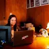 Maestra Herlinda Salazar dando clases en línea de filosofía.
