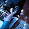 Foto de computadora con hologramas que hacen referencia a tecnología blockchain