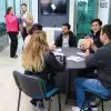 Diferentes estudiantes reunidos en el interior del punto de atención dialogando con encargados del CRDH