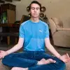 Alumno meditando entre clases