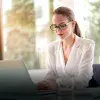 Mujer ejecutiva trabajando en computadora