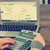 mujer revisando finanzas