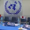Estudiante con traje formal debatiendo en tecmun