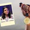 karla-junto-a-una-medalla-de-oro