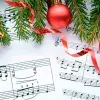 esferas navideñas junto a acordes musicales